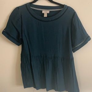 LOFT MEDIUM PETITE FLOWY TOP BLUEGREEN IN COLOR